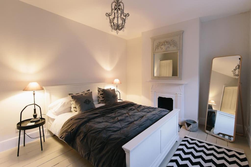 Beautiful House, Cirencester Centre, Parking Екстер'єр фото