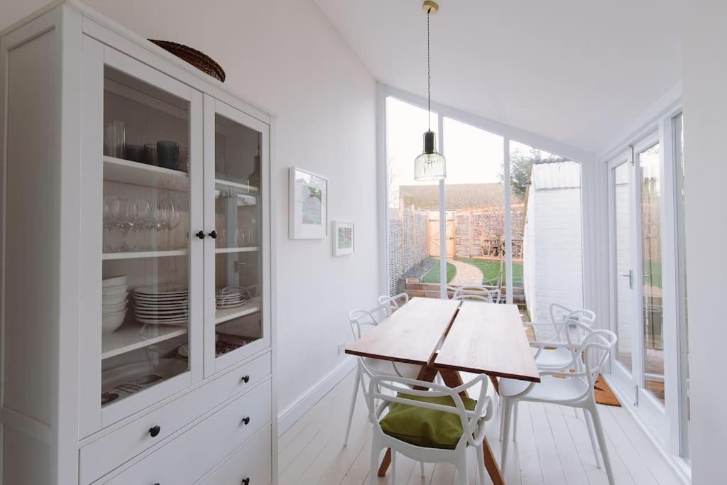 Beautiful House, Cirencester Centre, Parking Екстер'єр фото