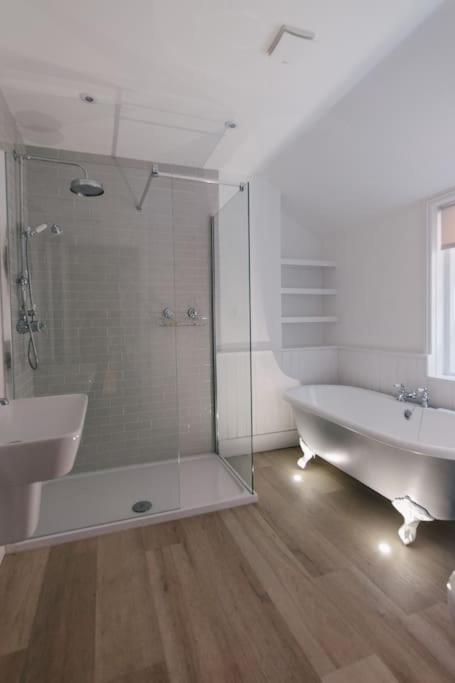 Beautiful House, Cirencester Centre, Parking Екстер'єр фото