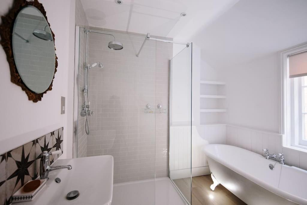 Beautiful House, Cirencester Centre, Parking Екстер'єр фото
